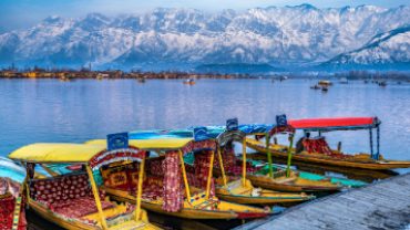 Kashmir Luxury Houseboat Experience – Is It Worth It?
