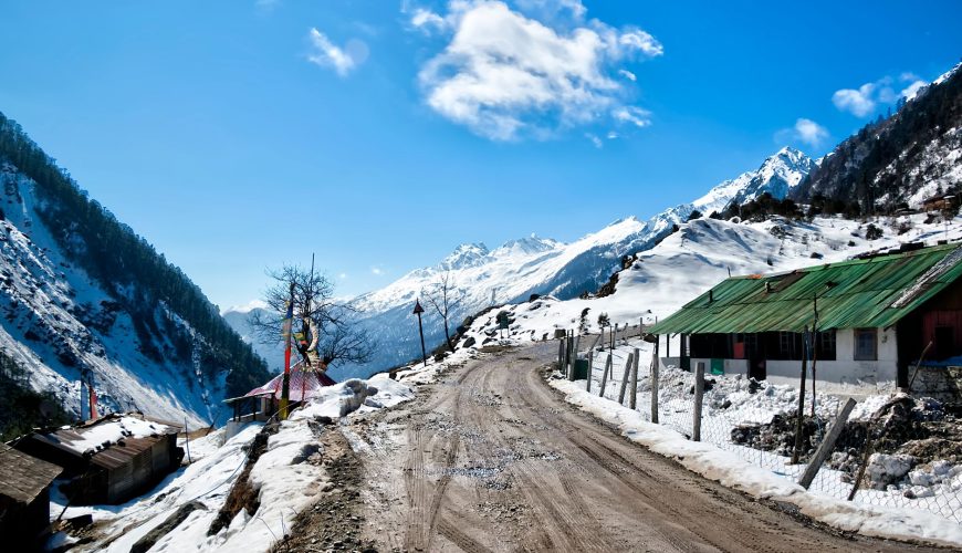 Manali vs Kashmir – Which Destination is Better for Your Next Trip in 2026?
