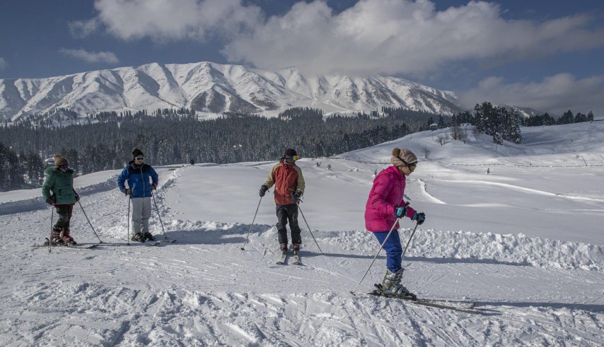 Kashmir in October 2026: Weather, Chinar Colours, Snow Chances & Best Places to Visit